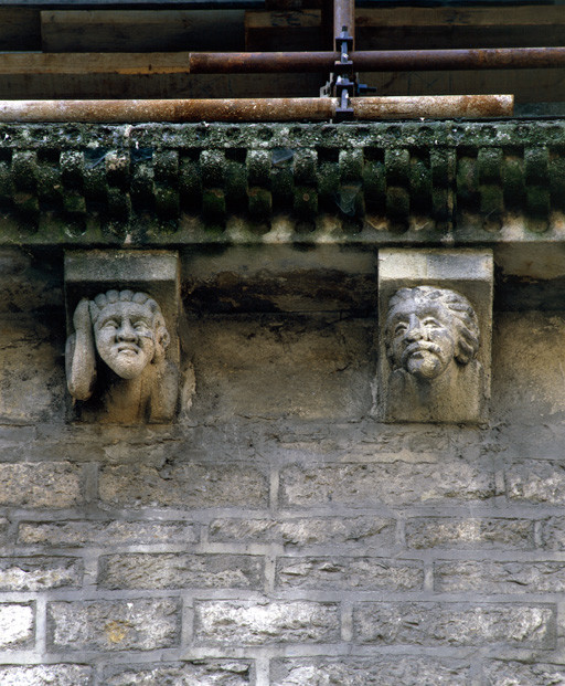 Mur gouttereau des chapelles nord, 2 modillons