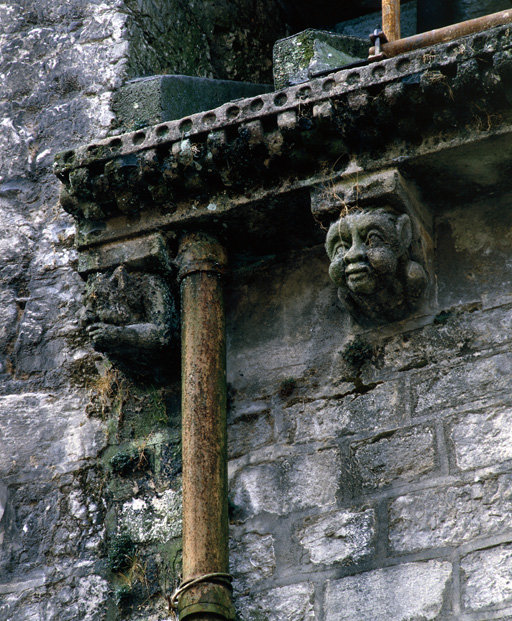 Mur gouttereau des chapelles nord, 2 modillons