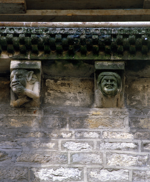 Mur gouttereau des chapelles nord, 2 modillons