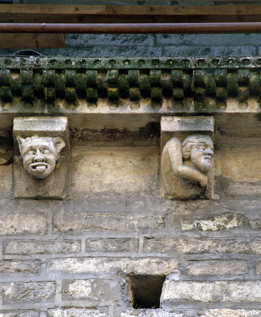 Mur gouttereau des chapelles nord, 2 modillons