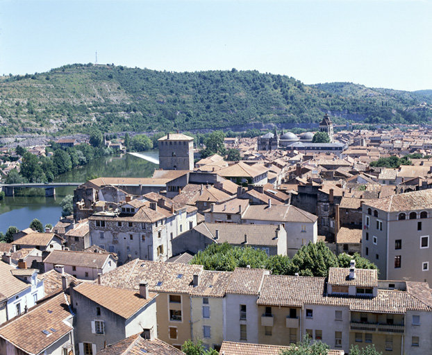Depuis la tour du palais Duèze, vue en direction de la tour du château du roi.