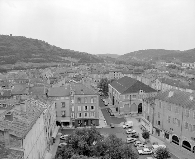 La halle et la place Chapou vues depuis la tour sud-ouest de la cathédrale.