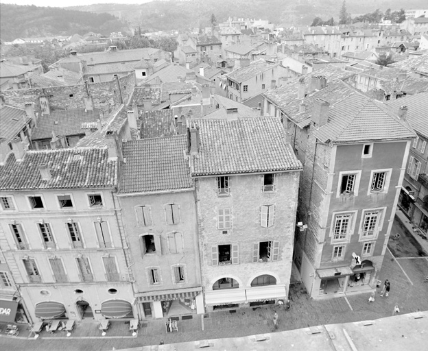 Maisons côté ouest de la place Chapou, depuis la tour sud-ouest de la cathédrale.