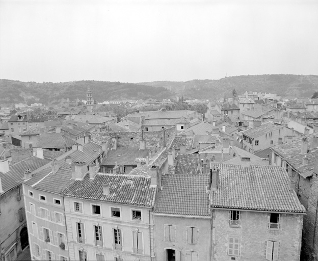 Quartier à l'ouest de la place Chapou, vu depuis la tour sud-ouest de la cathédrale.