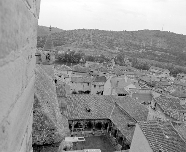 Cloître et maisons depuis la tour sud-ouest de la cathédrale.