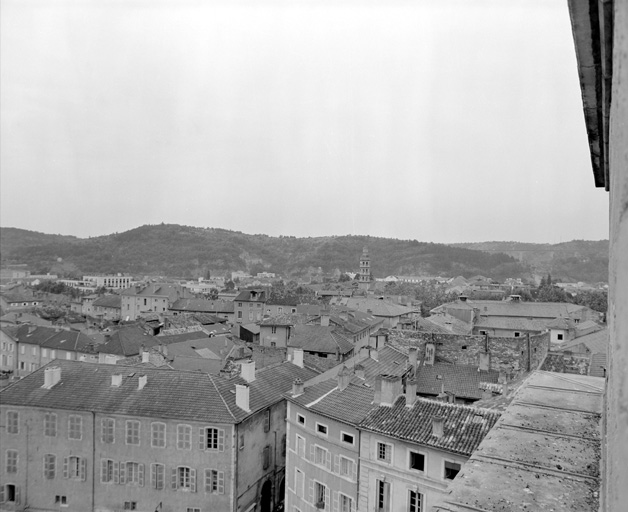 Quartiers ouest, en direction de la tour du collège Gambetta, vus depuis la tour de la cathédrale.