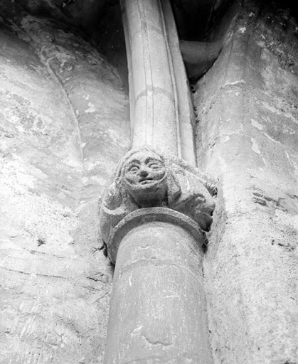 Massif occidental, tour d'escalier sud-ouest, chapiteau nord-est.