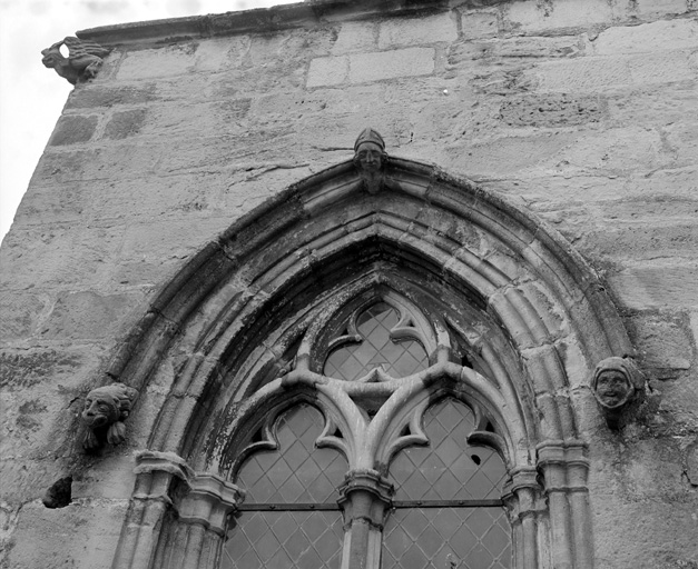 Tourelle d'escalier sud-ouest, archivolte de la fenêtre est.