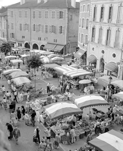 Place du marché vue depuis le massif occidental de la cathédrale.