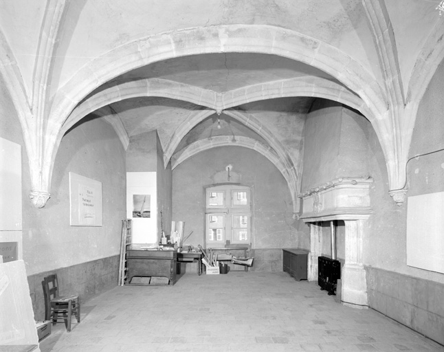 Salle du 1er étage au-dessus de l'arrière sacristie, vue depuis l'entrée.