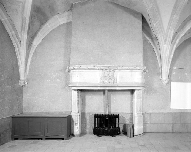 Salle du 1er étage au-dessus de la sacristie, mur est : cheminée.