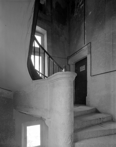 Escalier menant de l'arrière sacristie à la salle au dessus.