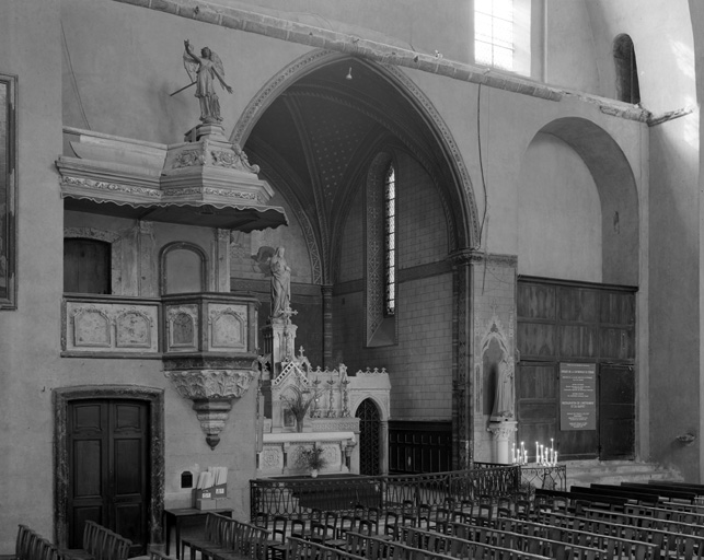 1ère travée à partir de l'ouest, chapelle et chaire.