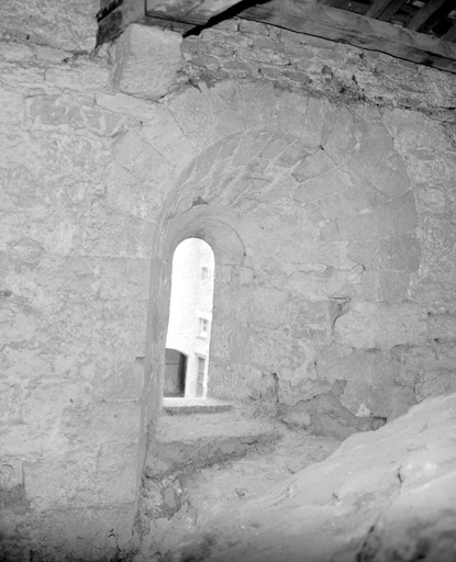 Chapelle Saint-Gausbert, détail du mur est, fenêtre au-dessus des voûtes.