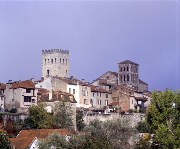 Tour du Palais Duèze et église Saint-Barthélemy, depuis le Lot.