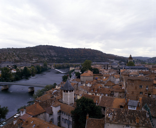 Quartiers est au bord du Lot, depuis la tour du château du Roi.