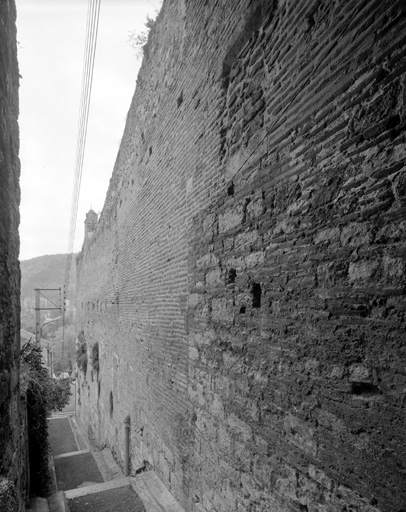 Mur sur la rue Devia, moitié basse de la rue.