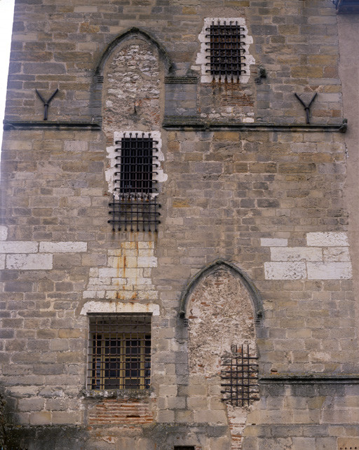 Tour et bâtiment joint, élévation est.