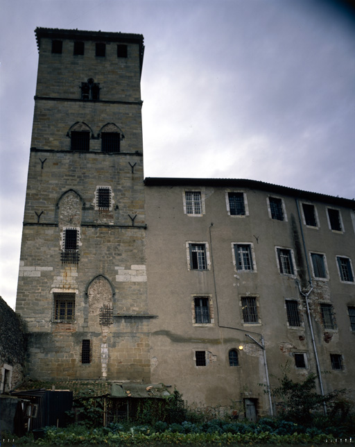 Tour et bâtiment joint, élévation est.