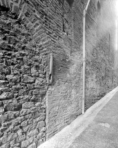 Mur, partie médiane: porte et lanterne.