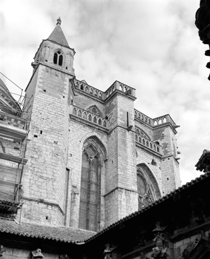 Vue du choeur depuis le cloître