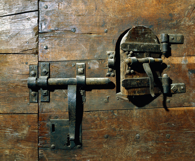 Tour, rez-de-chaussée. Porte de cellule avec guichet et verrou : détail.