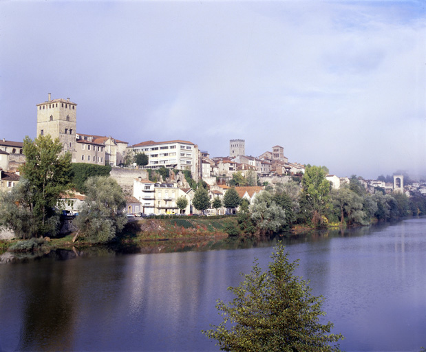 Vue de la ville à partir du pont de Cabessut : du château du roi à la tour du pendu.