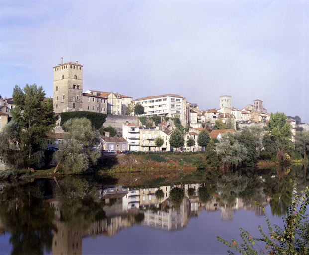Vue de la ville à partir du pont de Cabessut. Du château du roi à Saint Barthélemy.