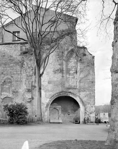 Vestiges de l'élévation nord de l'église. Partie est, sur le jardin.