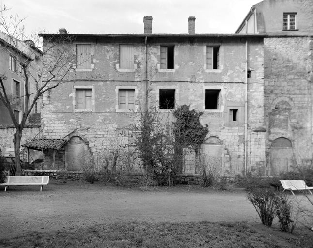 Vestiges, partie ouest sur le jardin.