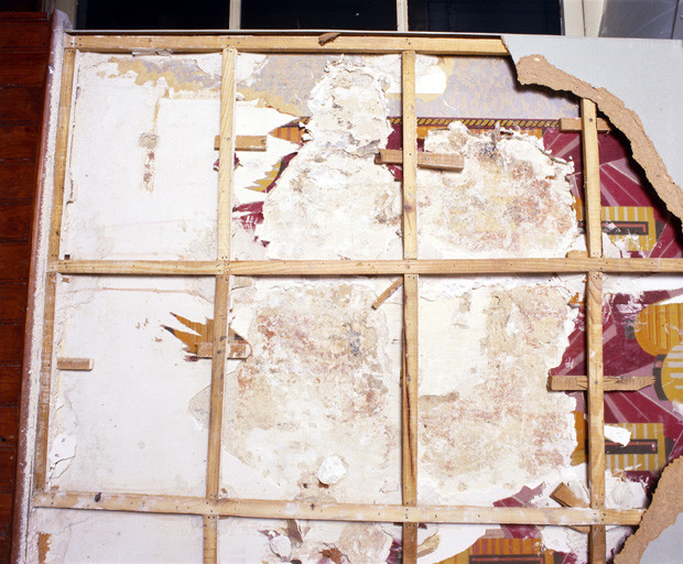 Maison, n° 77 rue du Docteur-Bergougnoux, décor peint : traces de grands carreaux rouges et jaunes.