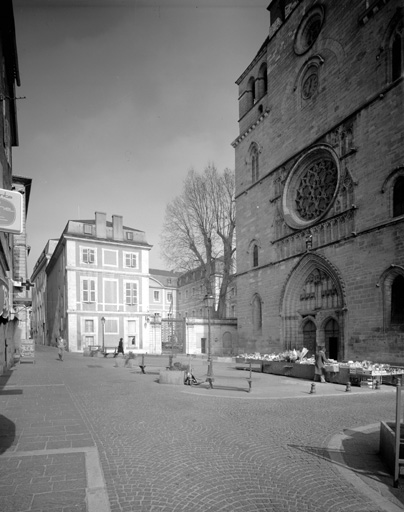 Place Chapou : préfecture et cathédrale vues depuis le sud.