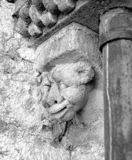 Modillon n° 1, depuis l'est.