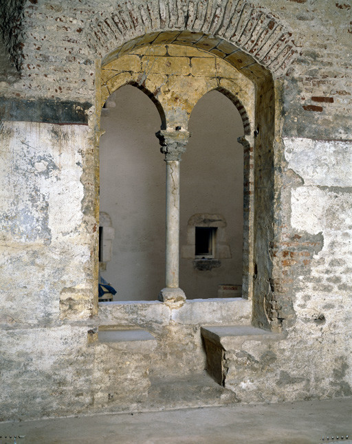 Fenêtre géminée du rez-de-chausée, décor peint.