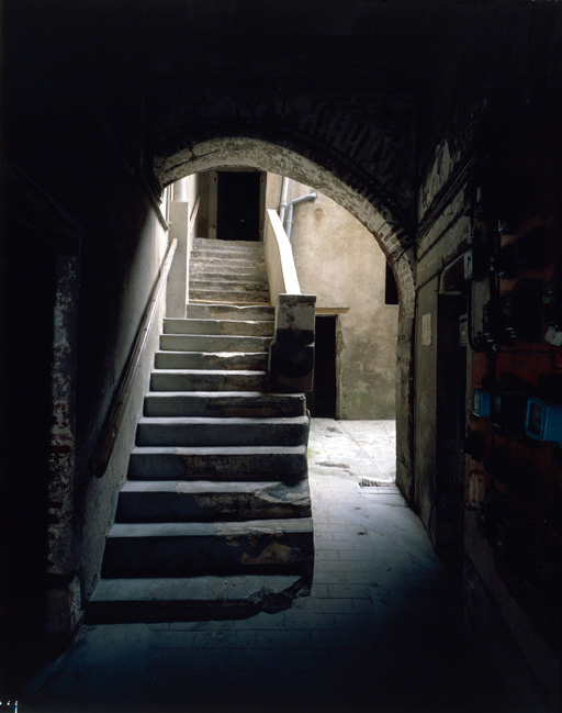 Escalier vu depuis l'entrée.