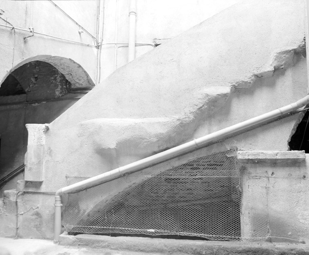 Escalier dans la cour, détail.