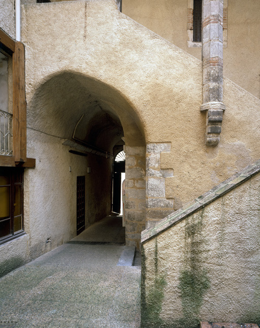 Vue du passage d'entrée depuis la cour.