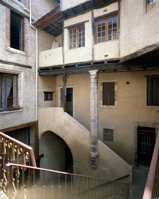 Cour, vue d'ensemble de l'escalier