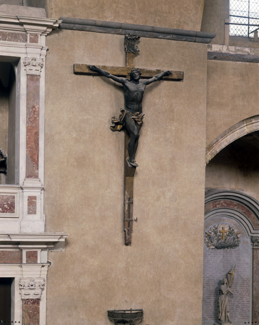 Statue : Christ en croix