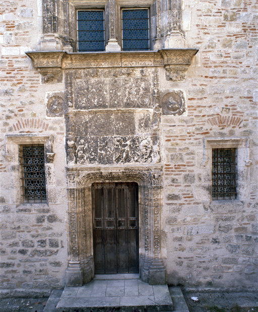 Porte d'entrée de l'escalier.