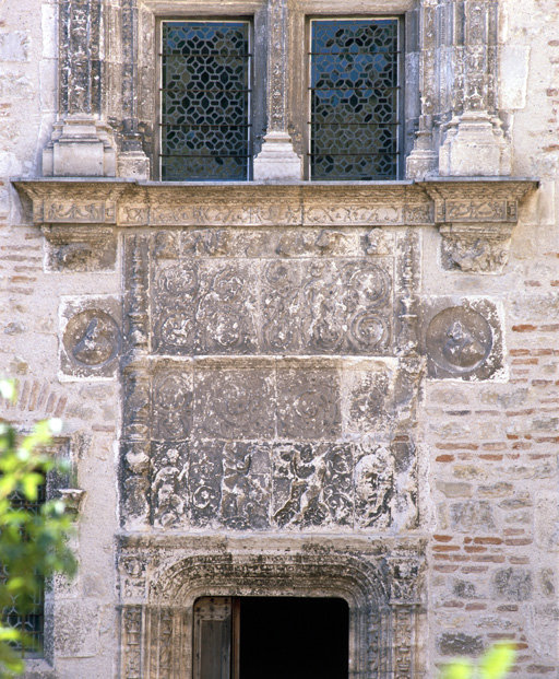 Panneau sculpté au-dessus de la porte d'entrée.