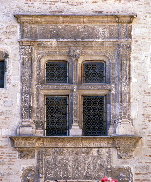 Croisée au-dessus de la porte d'entrée de l'escalier.