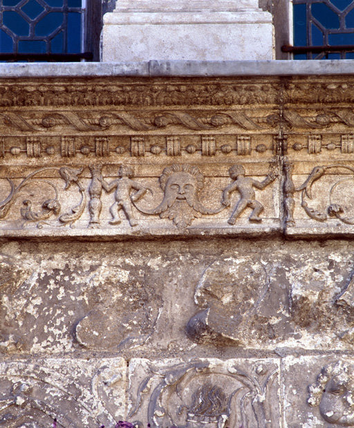 Détail de l'appui de la fenêtre et du panneau sculpté au-dessus de la porte d'entrée de l'escalier.