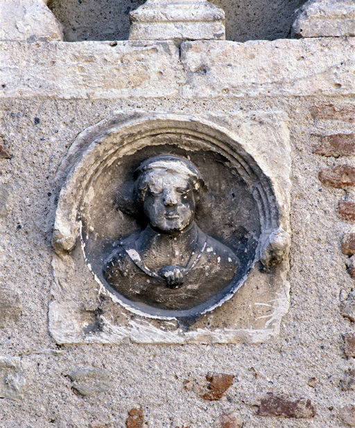 Porte, fenêtres (5), décor sculpté de la façade