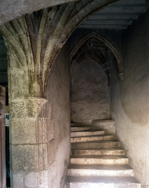 Escalier. Première volée depuis la porte d'entrée