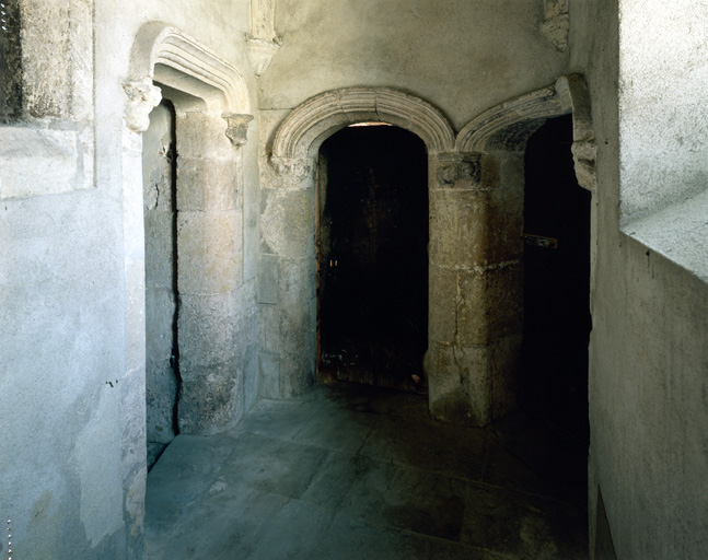 Rez-de-chaussée. Couloir et porte à droite de l'escalier