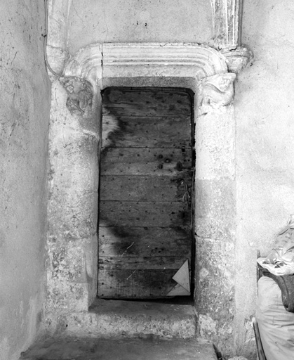 Rez-de-chaussée. Porte d'accès au cellier à gauche de l'escalier