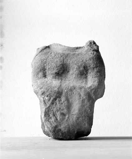 Sculpture retrouvée en remploi au n° 62 : vue de face