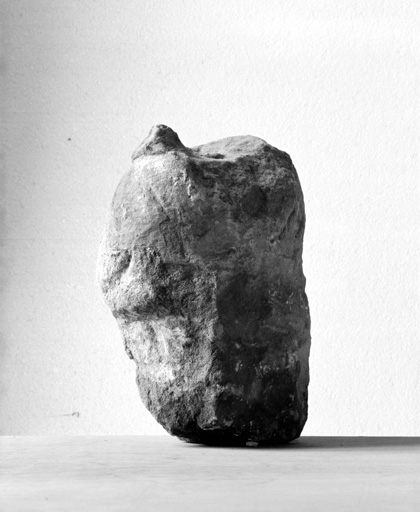 Sculpture retrouvée en remploi au n° 62 : revers