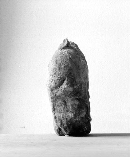 Sculpture retrouvée en remploi au n° 62 : côté droit